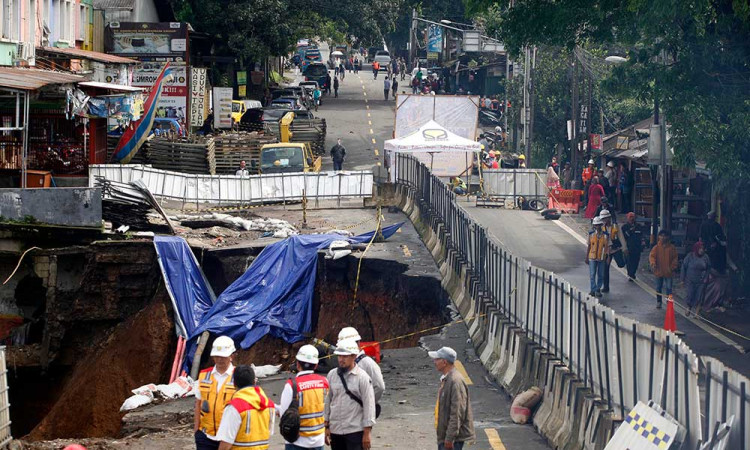 Jalur Nasional Bogor-Sukabumi Putus Akibat Longsor