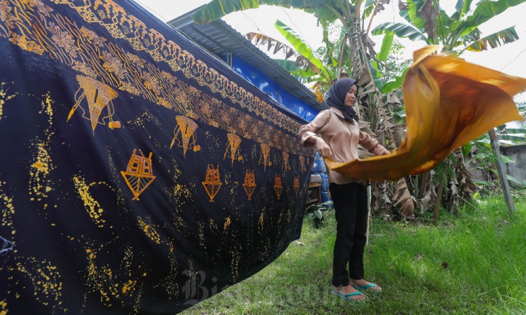 PAMA Berikan Bantuan Untuk Mendukung Pelestarian Batik Muara Enim