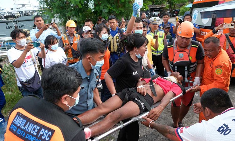 Tim SAR Bali Mengevakuasi Korban Tenggelamnya Kapal Motor Linggar Petak 89