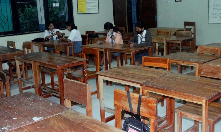 Banyak Siswa di NTT  Terlambat Sekolah Akibat Perubahan Jam Masuk Sekolah Menjadi 05.30 WITA