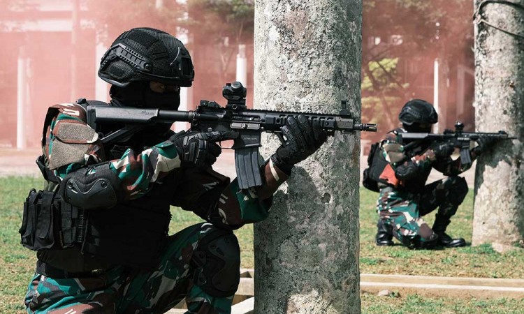 Pasukan TNI Lakukan Pembebasan Sandra Saat Simulasi SAR di Kalimantan Barat