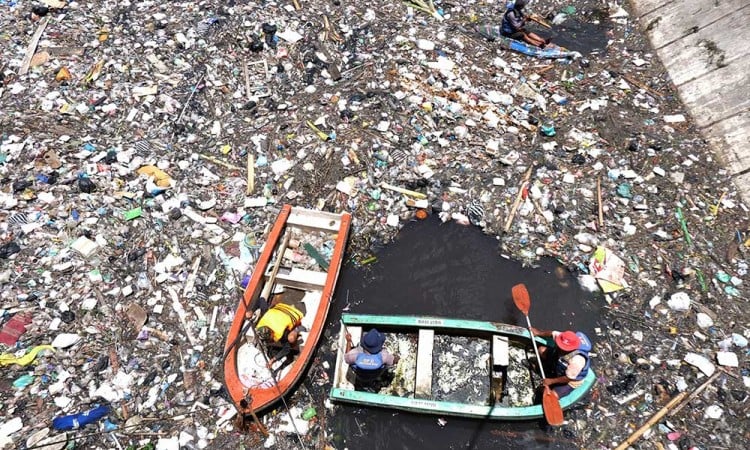 Cegah Banjir, Petugas Bersihkan Sampah Yang Menumpuk di Pintu Air Demangan Lama Solo