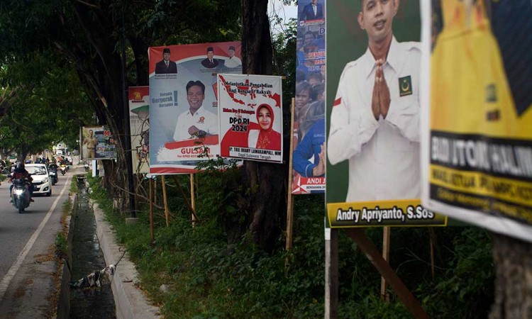 Jelang Pemilu 2024, Deretan Baliho Calon Anggota Legislatif Mulai Penuhi Sisi Jalan