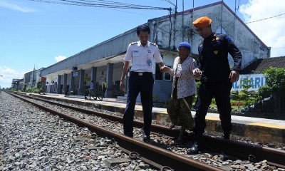 Warga Manfaatkan Kereta Keseharan di Stasiun Kalin Baru Banyuwangi