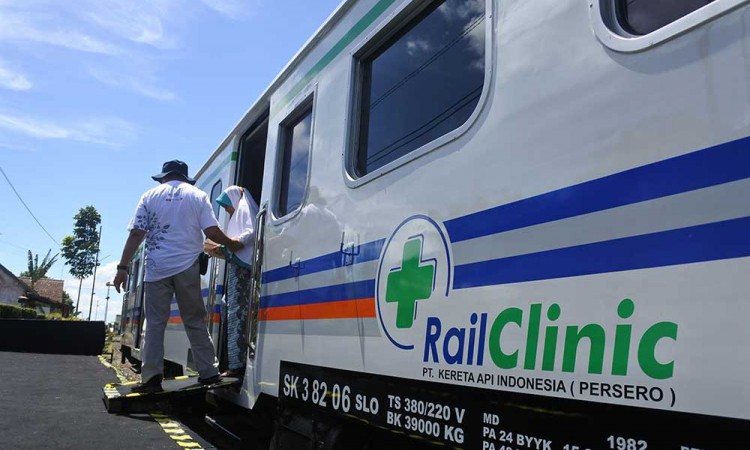 Warga Manfaatkan Kereta Keseharan di Stasiun Kalin Baru Banyuwangi