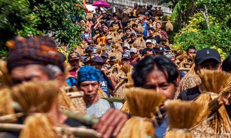 Warga Kasepuhan Pasir Eurih Mengikuti Tradisi Ngarengkong