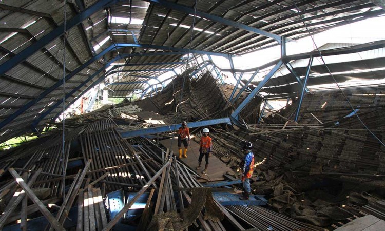 Bangunan Pabrik Karet di Kalimantan Selatan Ambruk