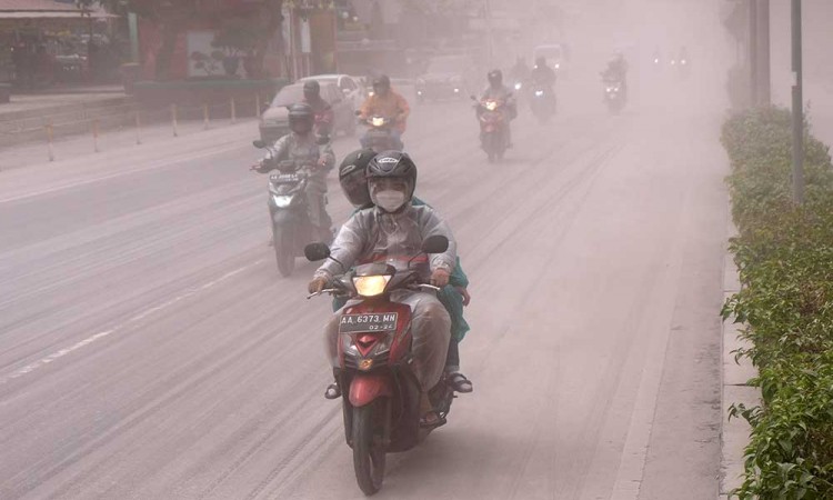 Kota Magelang Diguyur Hujan Abu Vulkanik Gunung Merapi