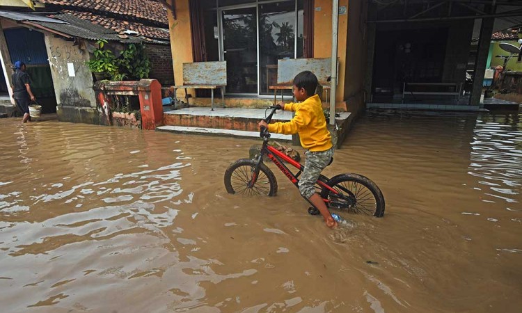 Jalanan di Cilegon Terendam Banjir Akibat Tingginya Curah Hujan