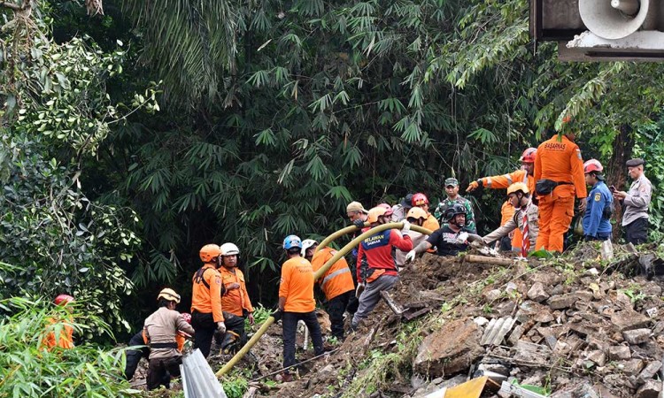 Pencarian Korban Tanah Longsor di Bogor