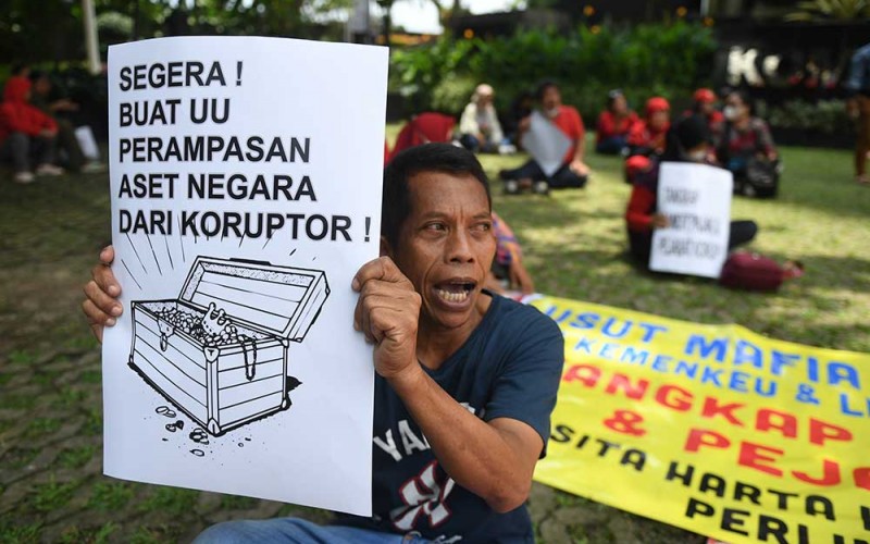 Sejumlah pegiat berunjuk rasa menuntut penuntasan kasus dugaan korupsi pajak di Jakarta, Kamis (16/3/2023). Dalam aksinya mereka meminta KPK untuk membersihkan dan menangkap koruptor-koruptor pajak, mafia pencucian uang serta birokrat-birokrat di pemerintahan yang mengkorupsi uang rakyat. ANTARA FOTO/Akbar Nugroho Gumay