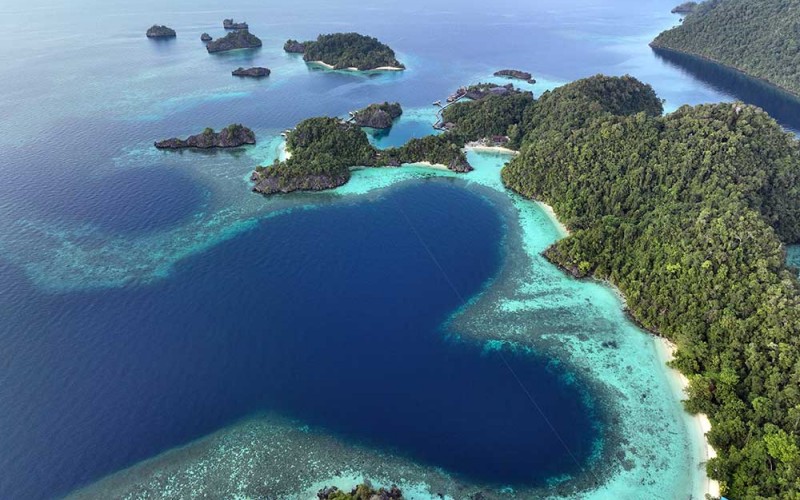 Foto udara beberapa gugusan pulau kecil di sekitar Pulau Labengki Resort, Konawe Utara, Sulawesi Tenggara, Kamis (16/3/2023). Pulau Labengki merupakan destinasi wisata di Sultra dengan keindahan gugusan pulau kecil serta memiliki teluk kecil yang disebut Teluk Cinta berbentuk lambang hati. ANTARA FOTO/Jojon