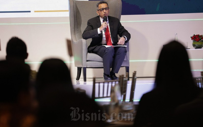 CIO PT Mandiri Manajemen Investasi Ernawan R. Salimsyah memberikan paparan saat Market Outlook 2023 di Jakarta, Kamis (16/3/2023). PT Mandiri Manajemen Investasi melihat kondisi makro ekonomi Indonesia yang positif diyakini berjalan selaras dengan peluang investasi dan peningkatan imbal hasil di sektor pasar modal, mulai dari bursa saham, surat utang/obligasi, hingga reksadana, yang masih memiliki peluang tumbuh  sangat besar. Bisnis/Fanny Kusumawardhani