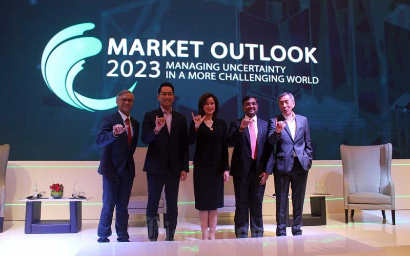 Wakil Direktur Utama PT Bank Mandiri Tbk. Alexandra Askandar (tengah) didampingi Direktur Utama PT Mandiri Manajemen Investasi Aliyahdin Saugi (kedua kiri) berbincang dengan sejumlah pembicara dari berbagai institusi global pada acara Market Outlook 2023, di Jakarta, (16/3/2023).rnMandiri Manajemen Investasi melihat kondisi makro ekonomi Indonesia yang positif, diyakini berjalan selaras dengan peluang investasi dan peningkatan imbal hasil di sektor pasar modal, mulai dari bursa saham, surat utang/obligasi, hingga reksadana, yang masih memiliki peluang tumbuh  sangat besar, mengingat peningkatan kinerja sejumlah emiten pada 2022, belum terefleksi dengan pergerakan harga sahamnya, alias masih undervalue.