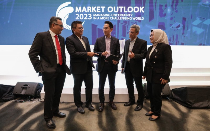 Direktur Utama PT Mandiri Manajemen Investasi Aliyahdin Saugi (tengah), CIO Ernawan R. Salimsyah (kiri), Direktur Arief Budiman (kedua kiri), Direktur Baban Sudarman (kedua kanan) dan Direktur Kun Listyaningsih berbincang di sela-sela acara Market Outlook 2023 di Jakarta, Kamis (16/3/2023). PT Mandiri Manajemen Investasi melihat kondisi makro ekonomi Indonesia yang positif diyakini berjalan selaras dengan peluang investasi dan peningkatan imbal hasil di sektor pasar modal, mulai dari bursa saham, surat utang/obligasi, hingga reksadana, yang masih memiliki peluang tumbuh  sangat besar. Bisnis/Fanny Kusumawardhani