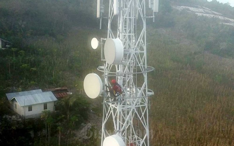 Teknisi melakukan pengecekan perangkat di salah satu base transceiver station (BTS) milik PT XL Axiata Tbk di Luwuk, Kabupatan Banggai, Sulawesi Tengah, Kamis (18/2/2023). Bisnis/Paulus Tandi Bone