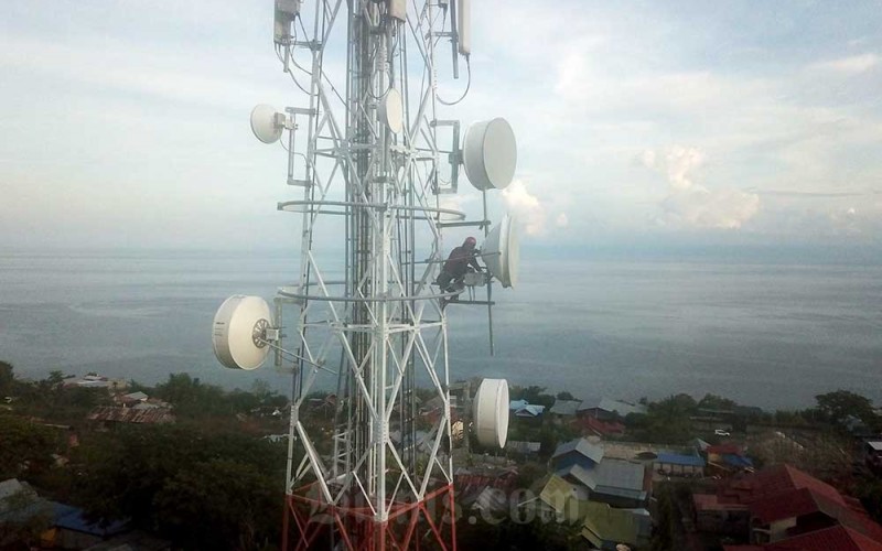 Teknisi melakukan pengecekan perangkat di salah satu base transceiver station (BTS) milik PT XL Axiata Tbk di Luwuk, Kabupatan Banggai, Sulawesi Tengah, Kamis (18/2/2023). Bisnis/Paulus Tandi Bone