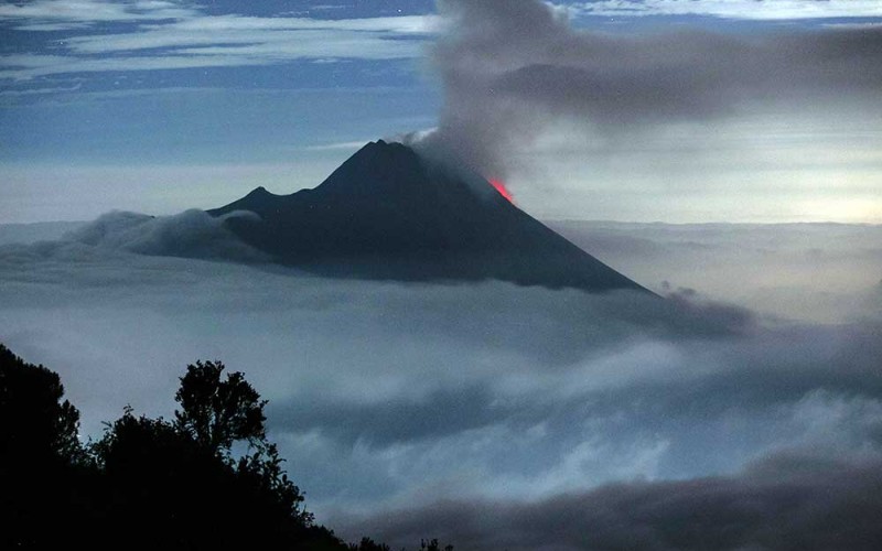 Luncuran lava pijar dari kubah lava Gunung Merapi terlihat dari Pos 3 Gunung Merbabu, Suwanting, Banyuroto, Sawangan, Magelang, Jawa Tengah, Kamis (16/3/2023). Menurut data BPPTKG periode pengamatan 16 Maret 2023 pukul 00.00-12.00 WIB telah terjadi 105 kali guguran dengan jarak luncur ke arah barat daya. ANTARA FOTO/Hendra Nurdiyansyah