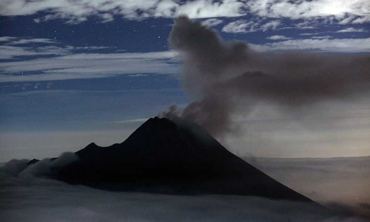 Gunung Merapi Keluarkan Lava Pijar ke Arah Barat Daya