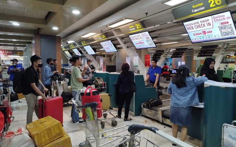 Pergerakan penumpang di Bandara Sultan Hasanuddin Makassar, Sulawesi Selatan, Kamis (18/3/2023). Pergerakan penumpang bulan Januari dan Februari 2023 sebanyak 1.623.755 penumpang yang mana naik 21 persen dibandingkan periode yang sama pada tahun 2022 yaitu 1.338.758 penumpang. Bisnis/Paulus Tandi Bone