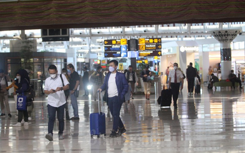 Pergerakan penumpang di Bandara Sultan Hasanuddin Makassar, Sulawesi Selatan, Kamis (18/3/2023). Pergerakan penumpang bulan Januari dan Februari 2023 sebanyak 1.623.755 penumpang yang mana naik 21 persen dibandingkan periode yang sama pada tahun 2022 yaitu 1.338.758 penumpang. Bisnis/Paulus Tandi Bone