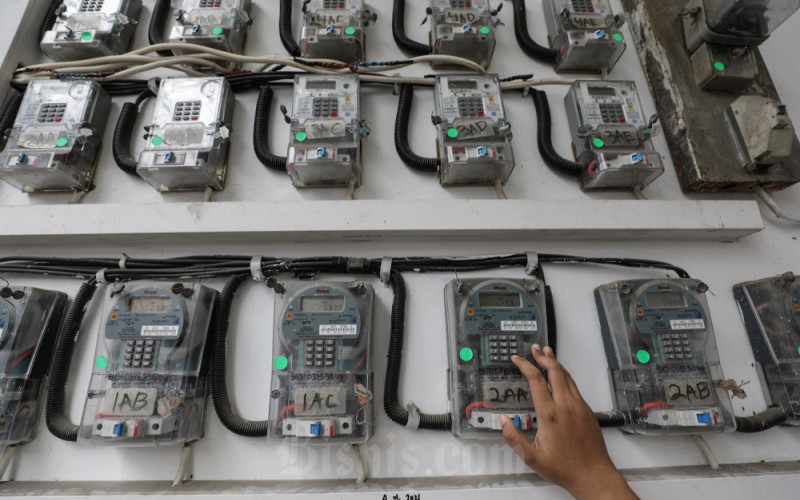 Warga melakukan pengisian listrik prabayar di Jakarta, Kamis (16/3/2023). Kementerian Energi dan Sumber Daya Mineral (ESDM) tengah mengkaji sejumlah indikator penyesuaian tarif listrik (tarif adjustment) untuk periode April-Juni pada tahun 2023. Bisnis/Fanny Kusumawardhani