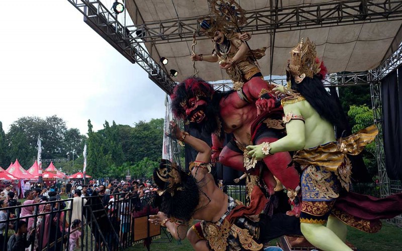 Warga menyaksikan pameran ogoh-ogoh dalam Kesanga Festival di Lapangan Puputan Badung, Denpasar, Bali, Jumat (17/3/2023). Kegiatan yang memamerkan sebanyak 12 ogoh-ogoh berukuran besar dan 33 ogoh-ogoh berukuran mini tersebut digelar untuk menyambut Hari Raya Nyepi Tahun Baru Saka 1945. ANTARA FOTO/Nyoman Hendra Wibowo