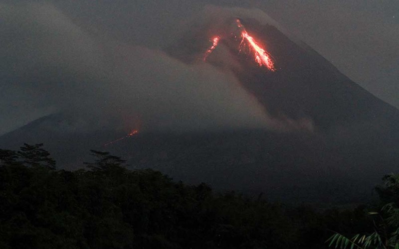 Guguran lava pijar Gunung Merapi terlihat dari Turi, Sleman, DI Yogyakarta, Sabtu (18/3/2023). Berdasarkan data BPPTKG periode pengamatan 17 Maret 2023 pukul 00.00 - 24.00 WIB terjadi 2 awan panas guguran dan 134 kali guguran dengan laju deformasi 0,5 centimeter per hari dan menghimbau kepada masyarakat untuk mewaspadai bahaya lahar hujan di sungai yang berhulu di Gunung Merapi. ANTARA FOTO/Hendra Nurdiyansyah