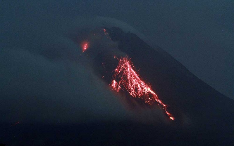 Guguran lava pijar Gunung Merapi terlihat dari Turi, Sleman, DI Yogyakarta, Sabtu (18/3/2023). Berdasarkan data BPPTKG periode pengamatan 17 Maret 2023 pukul 00.00 - 24.00 WIB terjadi 2 awan panas guguran dan 134 kali guguran dengan laju deformasi 0,5 centimeter per hari dan menghimbau kepada masyarakat untuk mewaspadai bahaya lahar hujan di sungai yang berhulu di Gunung Merapi. ANTARA FOTO/Hendra Nurdiyansyah