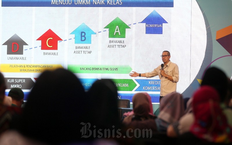 Pemimpin Divisi Kredit UMKM PT Bank Pembangunan Daerah Jawa Barat dan Banten Tbk (Bank BJB) Denny Mulyadi menyampaikan pemaparan saat sesi talkshow pada acara KUR Festival 2023 di Gedung Sate, Bandung, Jawa Barat, Jumat (17/3/2023). Bisnis/Rachman