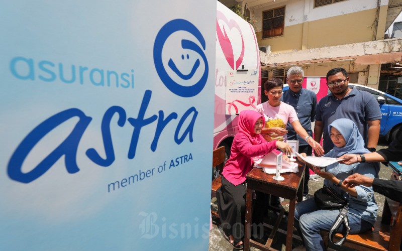 Head of PR Marcomm & Event Asuransi Astra L. Iwan Pranoto (kedua kanan) bersama Manager Environment and Social Responsibility Asuransi Astra Wioko Yudhantara (kanan) dan Co-Founder Lovepink Madelina Mutia (kedua kiri) berbincang dengan warga yang mengikuti sosialisasi deteksi kanker payudara di Jakarta, Sabtu (18/3/2023). PT Asuransi Astra berkolaborasi dengan komunitas Love Pink,  menggelar acara sosialisasi untuk memberikan edukasi terkait dengan kesadaran masyarakat untuk mencegah kanker payudara sejak dini. Acara ini juga dilengkapi dengan pemeriksaan USG untuk mendeteksi kanker payudara. Bisnis/Suselo Jati