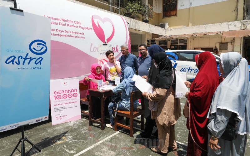 Warga mengantre untuk melakukan USG payudara dalam acara sosialisasi deteksi kanker payudara di Jakarta, Sabtu (18/3/2023). PT Asuransi Astra berkolaborasi dengan komunitas Love Pink,  menggelar acara sosialisasi untuk memberikan edukasi terkait dengan kesadaran masyarakat untuk mencegah kanker payudara sejak dini. Acara ini juga dilengkapi dengan pemeriksaan USG untuk mendeteksi kanker payudara. Bisnis/Suselo Jati