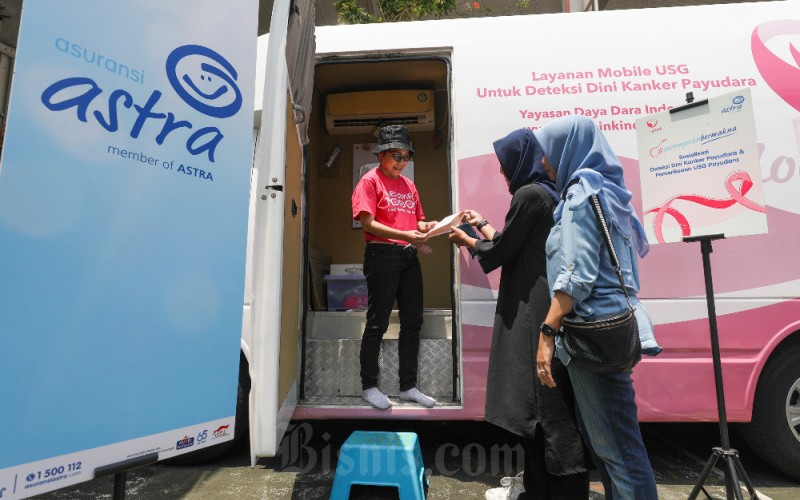 Warga mengantre untuk melakukan USG payudara dalam acara sosialisasi deteksi kanker payudara di Jakarta, Sabtu (18/3/2023). PT Asuransi Astra berkolaborasi dengan komunitas Love Pink,  menggelar acara sosialisasi untuk memberikan edukasi terkait dengan kesadaran masyarakat untuk mencegah kanker payudara sejak dini. Acara ini juga dilengkapi dengan pemeriksaan USG untuk mendeteksi kanker payudara. Bisnis/Suselo Jati