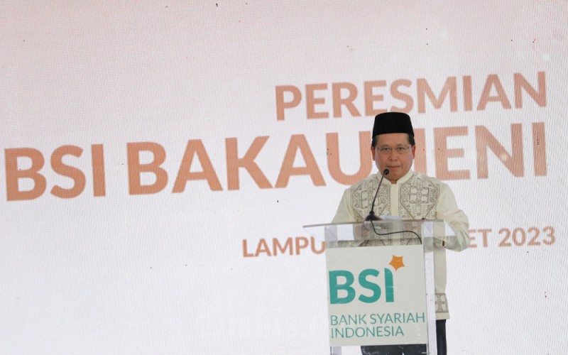 Direktur Utama PT Bank Syariah Indonesia Tbk. Hery Gunardi memberikan paparan saat acara peresmian Masjid BSI Bakauheni di kawasan Bakauheni Harbour City, Lampung, Sabtu (18/3/2023). PT Bank Syariah Indonesia Tbk. (BSI) meresmikan Masjid BSI Bakauheni dengan kapasitas 2000 jemaah sebagai salah satu upaya BSI dan Kementerian BUMN untuk mendorong pertumbuhan ekonomi, khususnya sektor pariwisata di Sumatera khususnya di Provinsi Lampung. Bisnis/Fanny Kusumawardhani