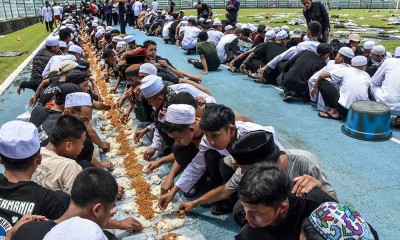 Sambut Ramadan, Ribuan Santri di Jawa Barat Makan Nasi Liwet Bersama