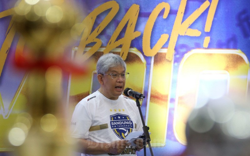 Direktur Utama PT Bank Pembangunan Daerah Jawa Barat dan Banten Tbk (Bank BJB) Yuddy Renaldi memberikan sambutan pada acara Penyerahan Kadeudeuh Juara Tim Bola Voli Putri Bandung BJB Tandamata di Gedung Sate, Bandung, Jawa Barat, Senin (20/3). Tim Voli Putri Bandung BJB Tandamata berhasil menyabet gelar juara pada ajang Proliga 2023, yang menjadikan tim BJB Tandamata menyandang titel back-to-back champion setelah mampu mempertahankan gelar juara dari ajang Proliga 2022. Tahun ini, Tim Voli Putri BJB Tandamata pun resmi mengoleksi empat gelar juara. Bisnis/Rachman