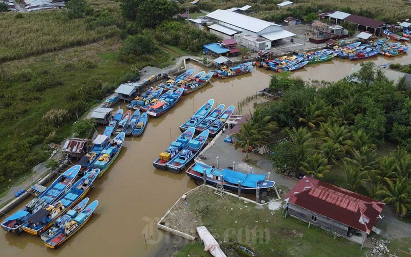 Foto udara Sejumlah perahu dan kapal nelayan ditambatkan di Pelabuhan Kuala Cangkol Desa Padang Seurahet, Johan Pahlawan, Aceh Barat, Aceh, Senin (20/3/2023). Menjelang bulan suci Ramadhan mayoritas nelayan Aceh mulai libur melaut untuk mengikuti tradisi pemotongan hewan (Meugang), awal puasa bersama keluarga dan kembali melaut pada hari ketiga dan kelima di bulan Ramadhan. ANTARA FOTO/Syifa Yulinnas