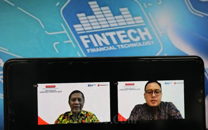 Layar menampilkan Ketua Indonesia Fintech Society Rudiantara (kiri) bersama dengan Managing Editor Bisnis Indonesia Galih Kurniawan (kanan) saat acara DataIndonesia.id Apresiasi Fintech 2023 di Jakarta, Selasa (21/3/2023). Industri fintech di Indonesia diproyeksikan terus tumbuh hingga 2027. Hal itu terlihat dari proyeksi nilai transaksi di lima segmen fintech dalam negeri seperti pembayaran digital, investasi digital, bank digital, pendanaan digital dan aset digital. Industri fintech ke depan diyakini mempunyai prospek sangat cerah. Di satu sisi, tantangan bagi penyelenggaraan fintech itu sendiri juga perlu mendapat perhatian. Bisnis/Eusebio Chrysnamurti