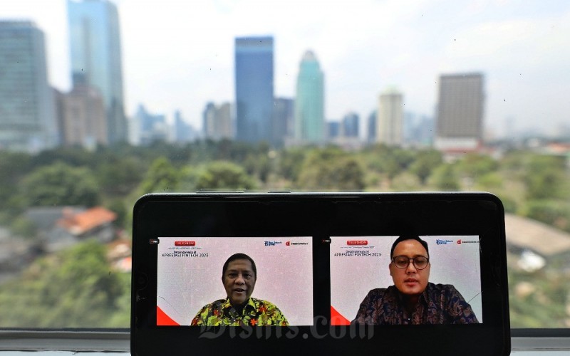 Layar menampilkan Ketua Indonesia Fintech Society Rudiantara (kiri) bersama Managing Editor Bisnis Indonesia Galih Kurniawan saat acara DataIndonesia.id Apresiasi Fintech 2023 di Jakarta, Selasa (21/3/2023). Industri fintech di Indonesia diproyeksikan terus tumbuh hingga 2027. Hal itu terlihat dari proyeksi nilai transaksi di lima segmen fintech dalam negeri seperti pembayaran digital, investasi digital, bank digital, pendanaan digital dan aset digital. Industri fintech ke depan diyakini mempunyai prospek sangat cerah. Di satu sisi, tantangan bagi penyelenggaraan fintech itu sendiri juga perlu mendapat perhatian. Bisnis/Eusebio Chrysnamurti