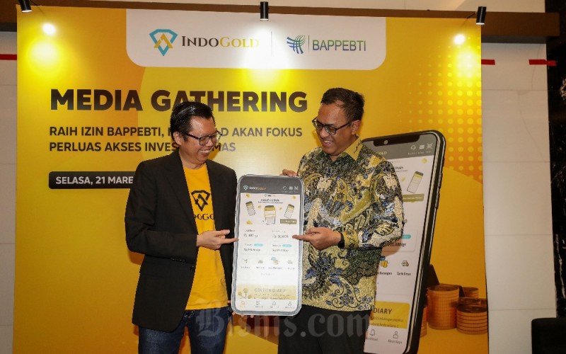 Fonder & CMO IndoGold Indra Sjuriah (kiri) berbincang dengan Kepala Biro Pembinaan dan Pengembangan Pasar Berjangka Komoditi Bappebti Tirta Karma Sanjaya (kanan) saat acara Media Gathering IndoGold 2023, Jakarta, Selasa (21/3/2023). IndoGold, platform investasi emas digital di bawah naungan PT Indogold Makmur Sejahtera mengantongi izin dari Badan Pengawas Perdagangan Berjangka Komoditi (Bappebti) sebagai pedagang fisik emas digital melalui Keputusan Kepala Bappebti Nomor 001/BAPPEBTI/P-ED/01/2023. Dengan diperolehnya izin sebagai pedagang fisik emas digital oleh Bappebti semakin memantapkan misi IndoGold karena diatur oleh lembaga ya berwenang dan berkontribusi terhadap pertumbuhan bisnis serta semakin banyak masyarakat yang menggunakan platform IndoGold untuk berinvestasi emas secara digital. Bisnis/Eusebio Chrysnamurti