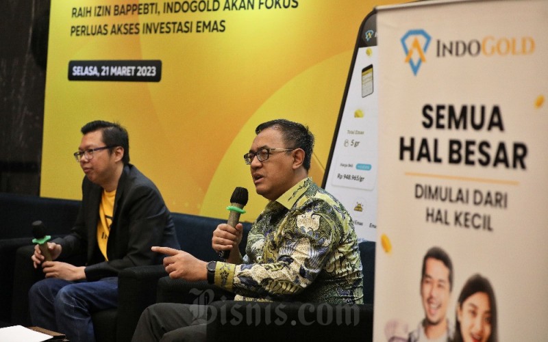 Fonder & CMO IndoGold Indra Sjuriah (kiri) bersama dengan Kepala Biro Pembinaan dan Pengembangan Pasar Berjangka Komoditi Bappebti Tirta Karma Sanjaya memberikan pemaparan saat acara Media Gathering IndoGold 2023, Jakarta, Selasa (21/3/2023). IndoGold, platform investasi emas digital di bawah naungan PT Indogold Makmur Sejahtera mengantongi izin dari Badan Pengawas Perdagangan Berjangka Komoditi (Bappebti) sebagai pedagang fisik emas digital melalui Keputusan Kepala Bappebti Nomor 001/BAPPEBTI/P-ED/01/2023. Dengan diperolehnya izin sebagai pedagang fisik emas digital oleh Bappebti semakin memantapkan misi IndoGold karena diatur oleh lembaga ya berwenang dan berkontribusi terhadap pertumbuhan bisnis serta semakin banyak masyarakat yang menggunakan platform IndoGold untuk berinvestasi emas secara digital. Bisnis/Eusebio Chrysnamurti