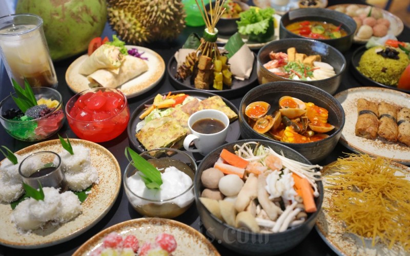Menu Berbuka Bersama Hotel Grand Sahid Jaya di Jakarta, Selasa (21/3/2023). Menyambut bulan Ramadan, Hotel Grand Sahid Jaya menggelar program bertajuk Berbuka Bersama berkonsep street food festival yang menghadirkan pengalaman berbuka puasa selama satu bulan penuh secara buffet dengan 100 menu yang berganti setiap harinya. Menu ini terdiri dari berbagai macam makanan khas Indonesia, Melayu peranakan, dan Cantonese, dengan harga Rp275.000 per orang. Bisnis/Himawan L Nugraha
