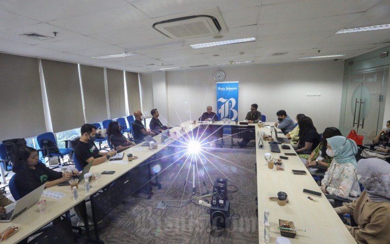 Suasana kunjungan Gojek ke redaksi Bisnis Indonesia di Jakarta, Selasa (21/3/2023). Layanan ride hailing milik PT GoTo Gojek Tokopedia Tbk. (GOTO), Gojek, telah menyiapkan berbagai pilihan hemat dan cermat untuk menyambut datangnya bulan Ramadan. Fitur Mode Hemat di GoFood serta penawaran menarik dari GoSend dan GoCar dapat menjadi pilihan konsumen untuk berhemat. Fitur Mode Hemat GoFood hadir sebagai solusi dengan memberikan jaminan ongkir terjangkau mulai dari Rp3.000-Rp5.000 (disesuaikan dengan kota masing-masing). Fitur ini dapat digunakan untuk memesan makanan dari resto terdekat dalam radius 0-2 km, yang kini telah tersedia di puluhan kota di Indonesia. Bisnis/Arief Hermawan P