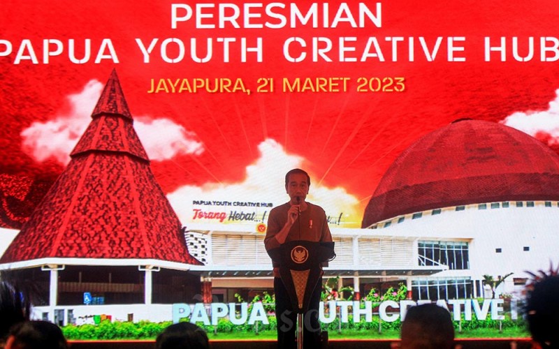 Presiden Joko Widodo menyampaikan sambutan saat akan meresmikan gedung Papua Youth Creative Hub (PYCH) di Jayapura, Papua, Selasa (21/3/2023). Pemerintah membangun PYCH sebagai ruang pengembangan kemampuan, kreativitas, dan pemberdayaan anak muda Papua di bidang ekonomi kreatif, pertanian, dan peternakan. ANTARA FOTO/Gusti Tanati