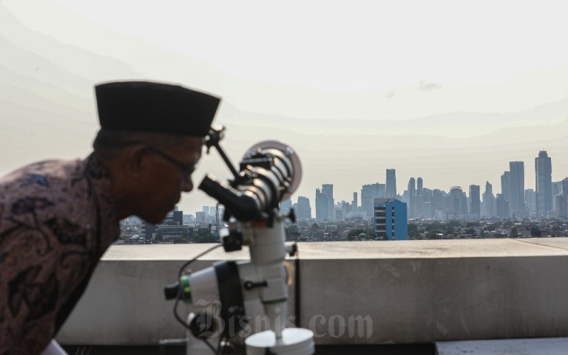 Tim hisab rukyat Kanwil Kemenag DKI Jakarta memantau hilal 1 Ramadan 1444 H menggunakan teleskop di Jakarta, Rabu (22/3/2023). Pemerintah melaksanakan Rukyatul hilal pada 124 lokasi di seluruh Indonesia untuk menentukan awal Ramadhan 1444 H. Pemerintah menetapkan 1 Ramadan 1444 Hijriah jatuh pada Kamis, 23 Maret 2023. Ketetapan itu disampaikan setelah Kementerian Agama (Kemenag) menggelar sidang isbat. Bisnis/Abdurachman