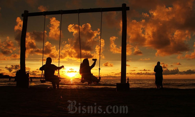 Menikmati Matahari Terbenam di Pantai Indah Bosowa