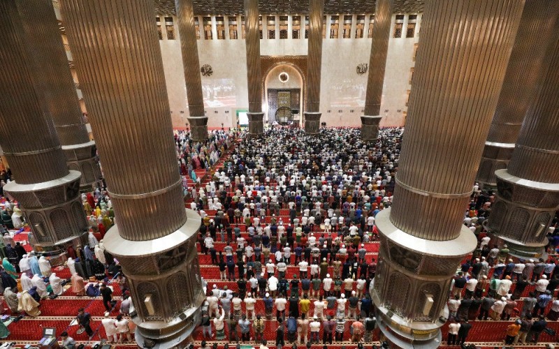 Umat muslim mengikuti salat tarawih pertama bulan Ramadan 1444 H di Masjid Istiqlal, Jakarta, Rabu (22/3/2023). Masjid Istiqlal menyelenggarakan salat Tarawih di bulan suci Ramadan 1444 Hijriah dengan kapasitas 100%. Dengan demikian, tidak ada lagi pembatasan jemaah seperti pada masa pandemi Covid-19 seperti tahun-tahun lalu. Bisnis/Suselo Jati