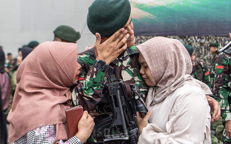 Prajurit Raider memeluk leuarganya usai mengikuti upacara pemberangkatan satgas Pamtas RI-Papua Nugini ke wilayah Provinsi Papua dan Papua Barat di Pelabuhan Boom Baru Palembang, Sumatera Selatan, Jumat (24/3/2023). Sebanyak 450 prajurit Raider Yonif 200/Bhakti Negara Kodam II/Sriwijaya dan 400 prajurit Yonif 133/Yudha Sakti Kodam I/Bukit Barisan diberangkatkan menuju Provinsi Papua dan Papua Barat dengan menggunakan KRI Banda Aceh-593 untuk menjalankan tugas menjaga keamanan bersama dengan satuan-satuan lainnya selama 12 bulan. ANTARA FOTO/Nova Wahyudi