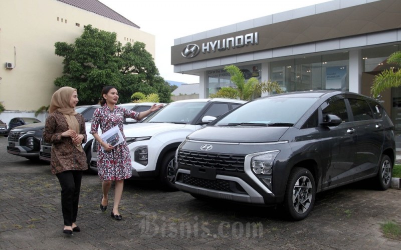 Marketing menjelaskan spesifikasi mobil Hyundai kepada konsumen di dealer Hyundai PT Hyundai Gowa Modern Motor di Makassar, Sulawesi Selatan, Jumat (24/3/2023). PT Hyundai Motor Indonesia (HMID) berhasil membukukan penjualan sebanyak 31.965 unit secara wholesales sepanjang 2022. Jumlah tersebut meningkat 963,7 persen dibandingkan kinerja penjualan tahun sebelumnya. Bisnis/Paulus Tandi Bone