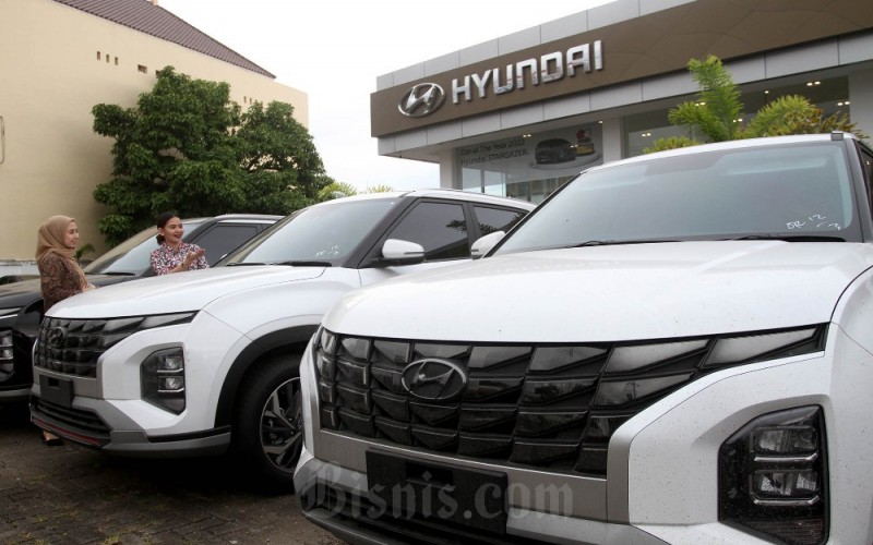 Marketing menjelaskan spesifikasi mobil Hyundai kepada konsumen di dealer Hyundai PT Hyundai Gowa Modern Motor di Makassar, Sulawesi Selatan, Jumat (24/3/2023). PT Hyundai Motor Indonesia (HMID) berhasil membukukan penjualan sebanyak 31.965 unit secara wholesales sepanjang 2022. Jumlah tersebut meningkat 963,7 persen dibandingkan kinerja penjualan tahun sebelumnya. Bisnis/Paulus Tandi Bone